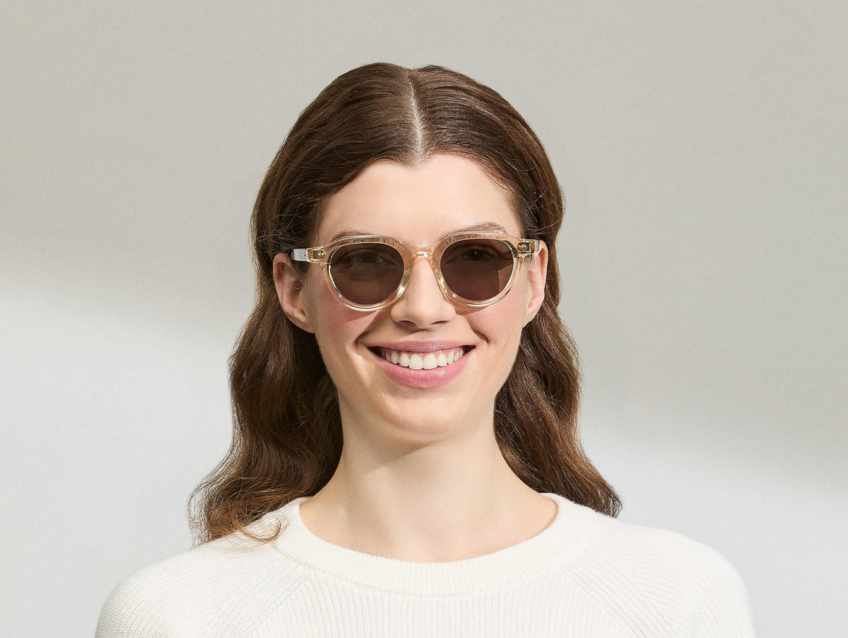 La modelo lleva las BAITSIM SUN, talla 48, en Flesh/Havana con lentes tintadas G-15