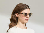 La modelo lleva las BAITSIM SUN, talla 48, en Flesh/Havana con lentes tintadas G-15
