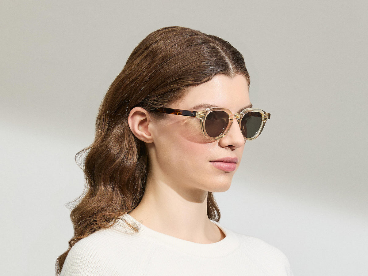 La modelo lleva las BAITSIM SUN, talla 48, en Flesh/Havana con lentes tintadas G-15