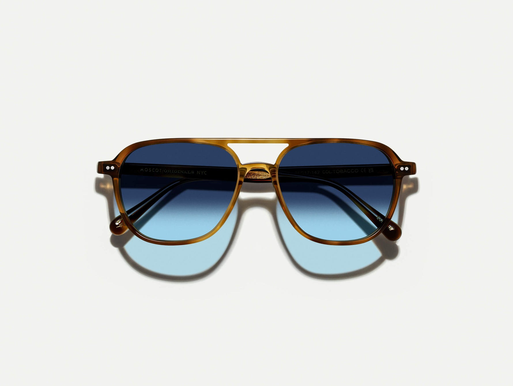 El BJORN SUN en Tobacco con lentes tintadas Denim Blue