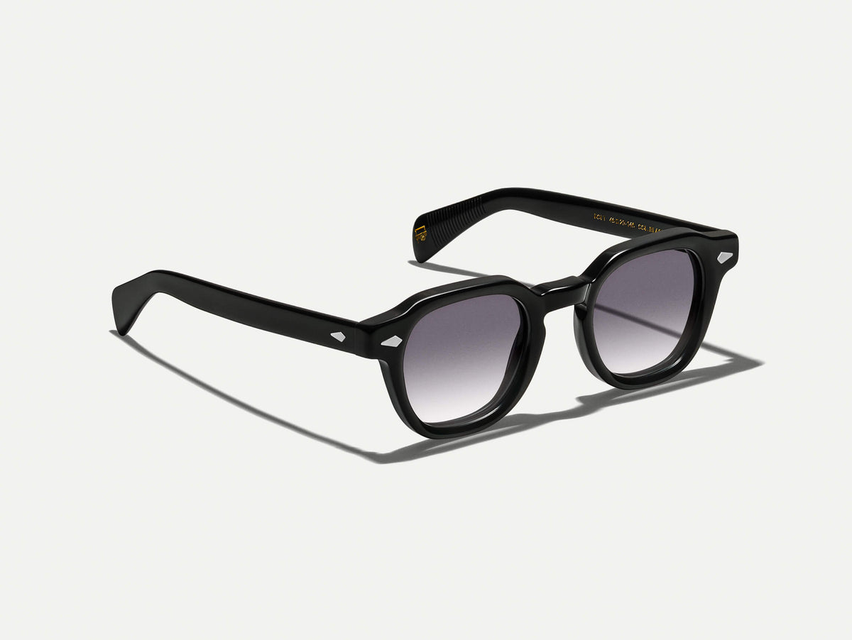 DOLT باللون Black مع عدسات ملونة American Grey Fade