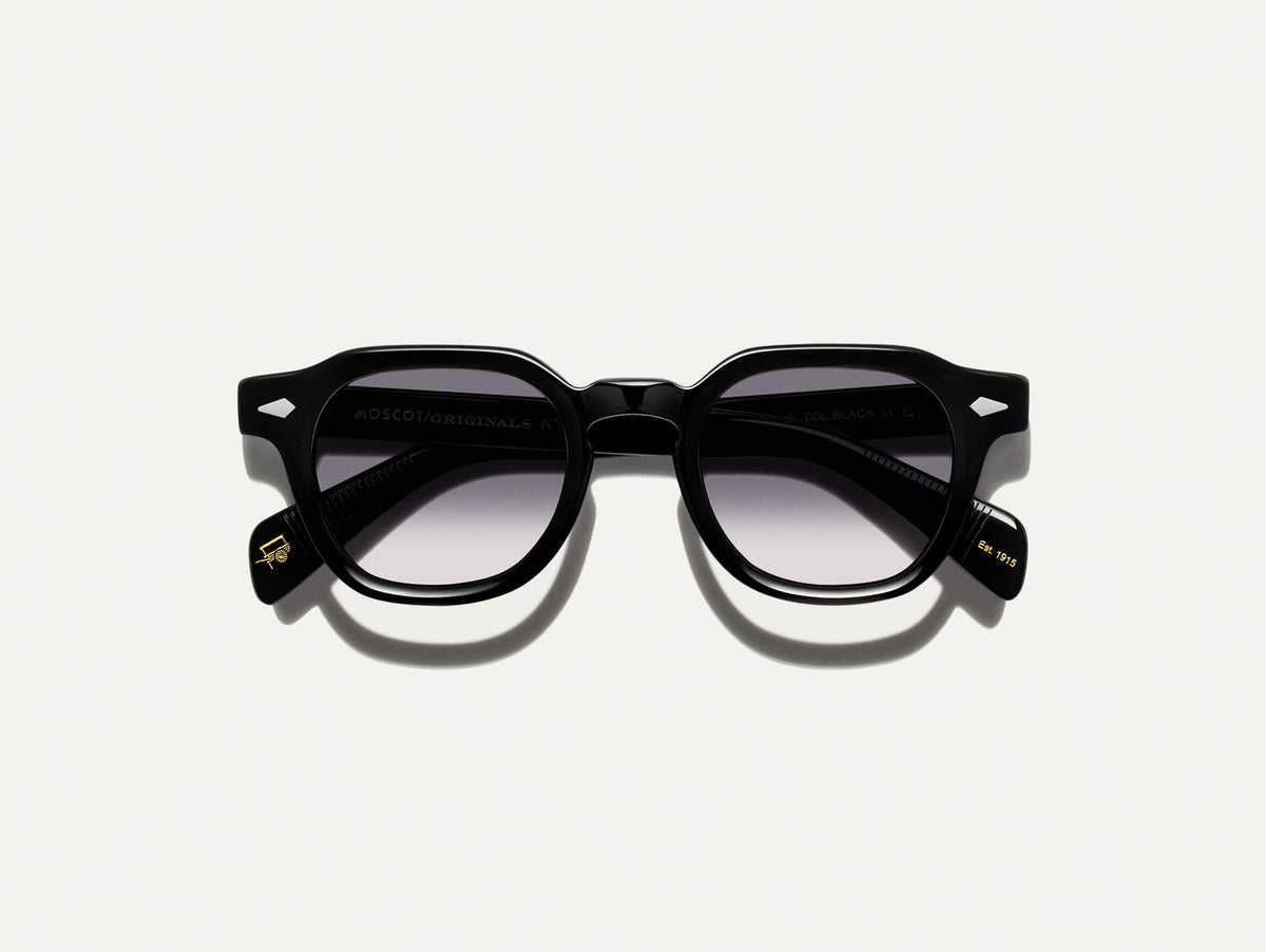 DOLT باللون Black مع عدسات ملونة American Grey Fade