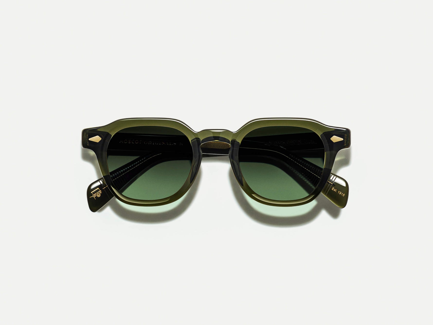 El DOLT SUN en Dark Green con lentes tintadas Forest Wood