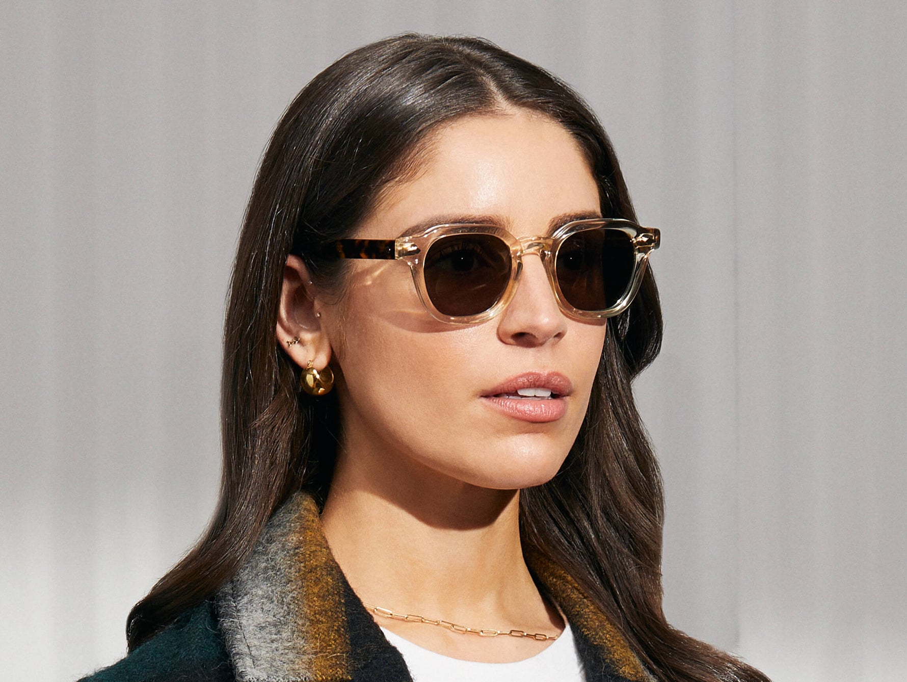 El modelo lleva las DOLT SUN en Flesh/Tortoise en talla 46 con lentes de vidrio G-15.