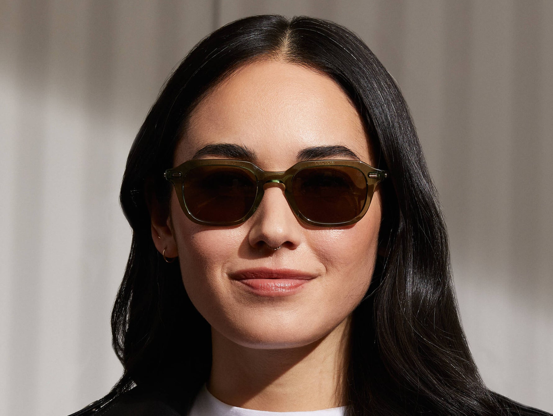 Model is wearing The GATKES SUN in Pine in size 49 with Green Lenses