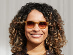 La modella indossa il LEMTOSH Blonde nella taglia 46 con lenti City Lights Tinted.