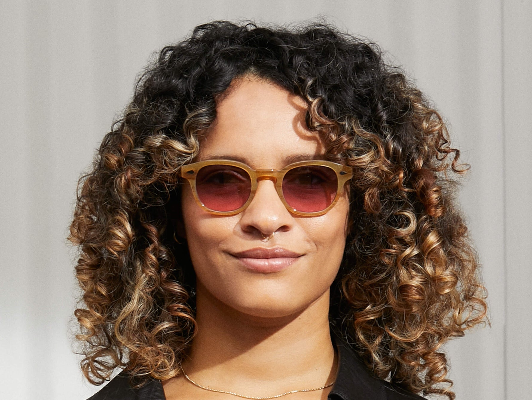 La modella indossa il LEMTOSH Blonde nella taglia 46 con lenti colorate Westside Sunset.