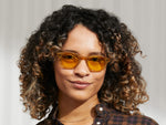 Il modello indossa il LEMTOSH Blonde nella taglia 46 con lenti colorate Mellow Yellow.