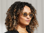 Il modello indossa il LEMTOSH Blonde nella taglia 46 con lenti Forest Wood Tinted.