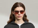El modelo lleva las LEMTOSH Brown Ash en talla 49 con lentes tintados Cabernet.