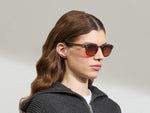 El modelo lleva las LEMTOSH Brown Ash en talla 49 con lentes tintados Cabernet.