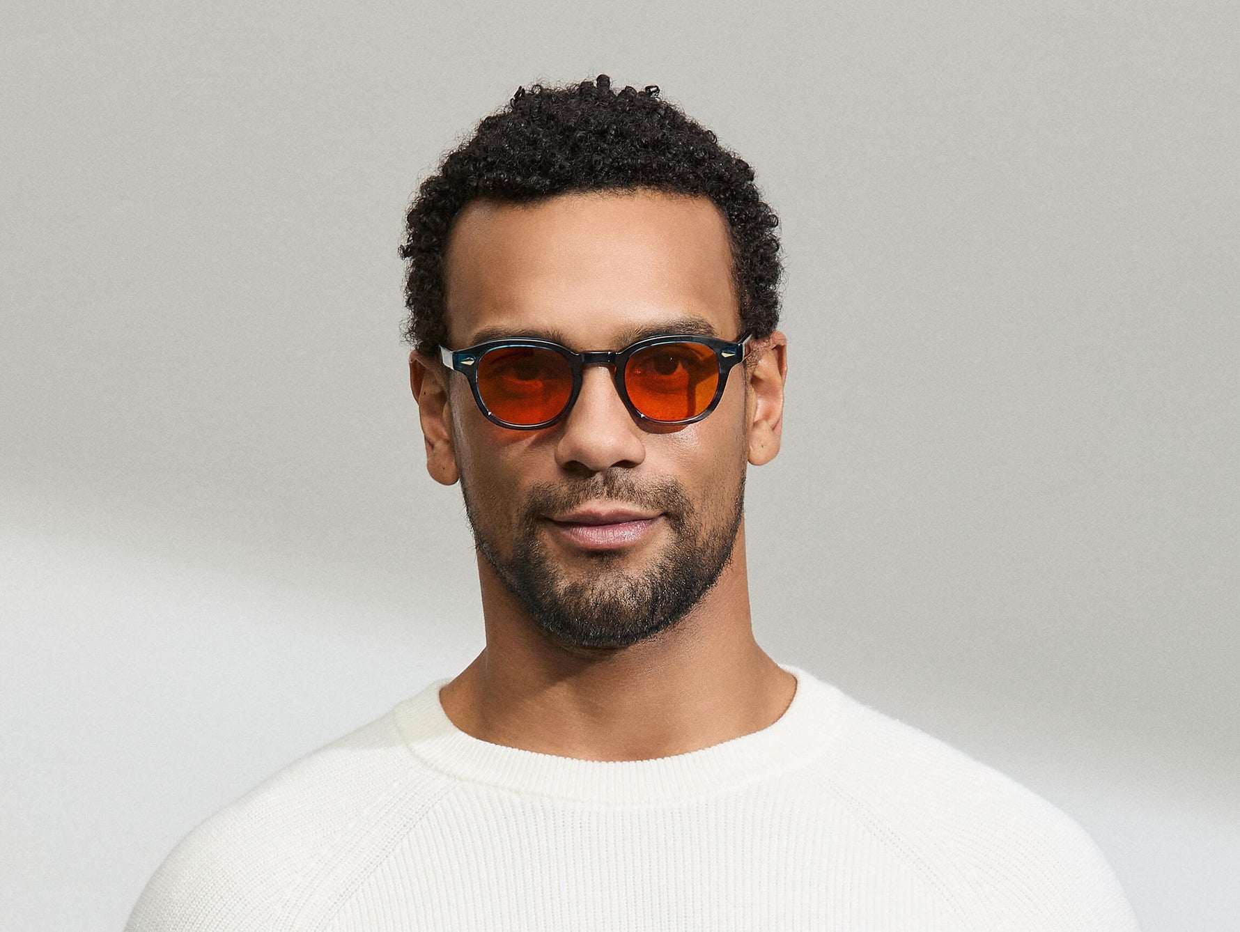 El modelo lleva los LEMTOSH Ink en talla 46 con lentes tintados Woodstock Orange.