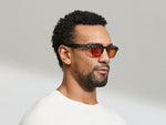 El modelo lleva los LEMTOSH Ink en talla 46 con lentes tintados Woodstock Orange.