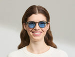 El modelo lleva las LEMTOSH Sage en talla 49 con lentes tintados Celebrity Blue.