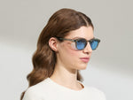 El modelo lleva las LEMTOSH Sage en talla 49 con lentes tintados Celebrity Blue.