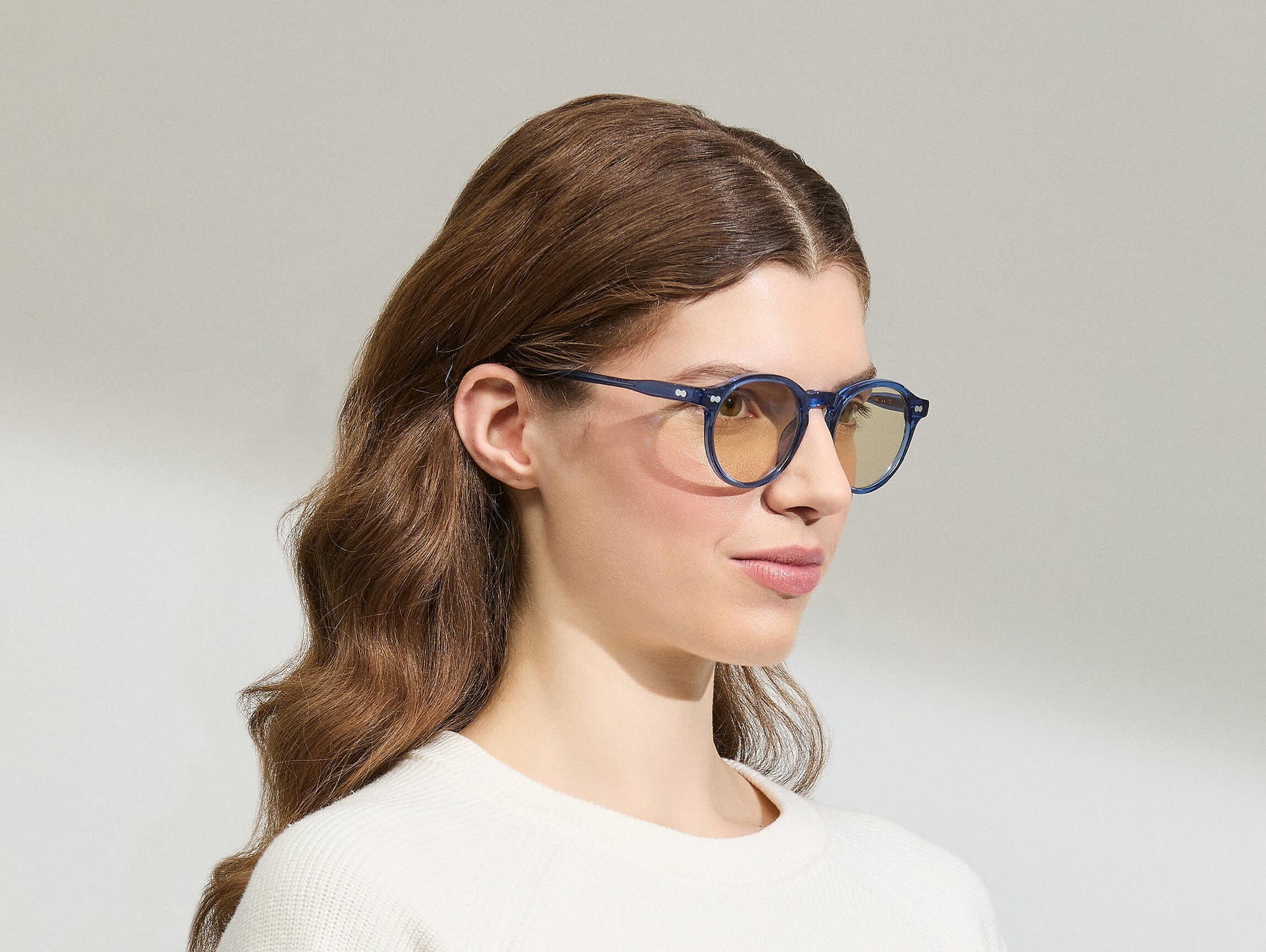 Model is wearing the MILTZEN in Sapphire in size 49 with AMBER+ Lenses