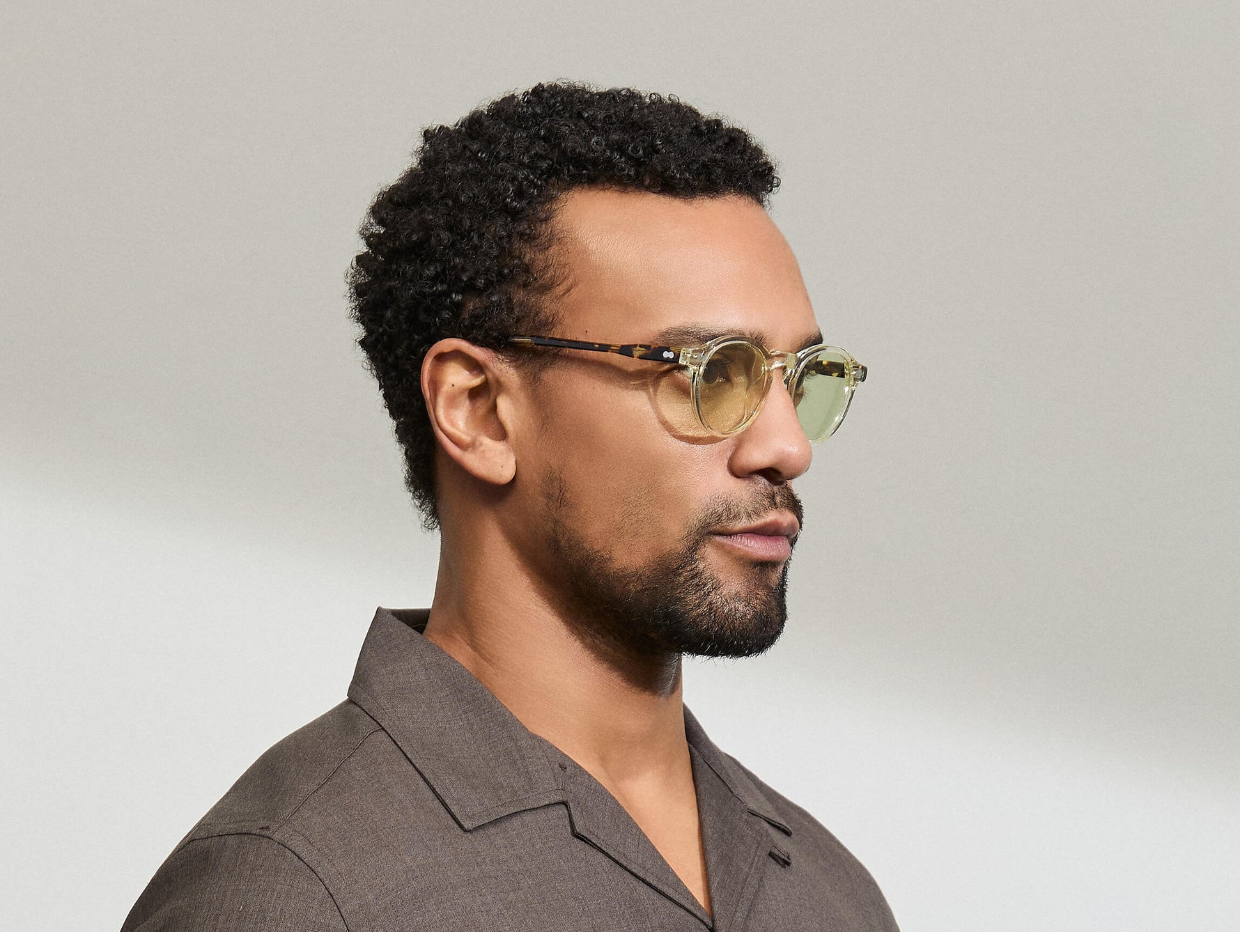 Model is wearing The MILTZEN in Citron/Tortoise in size 46 with GREEN+ Lenses
