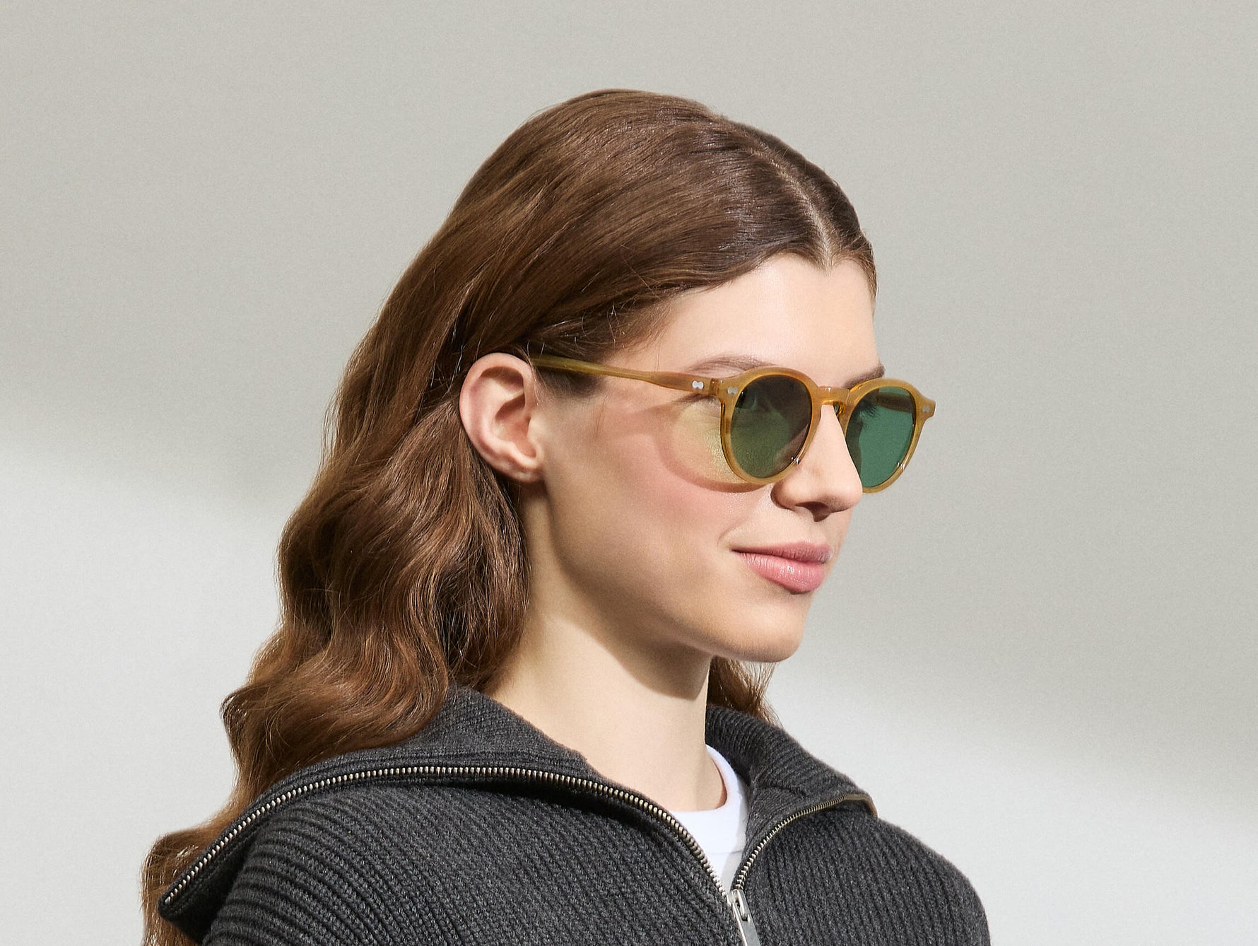 Model is wearing The MILTZEN in Blonde in size 49 with GREEN+ Lenses