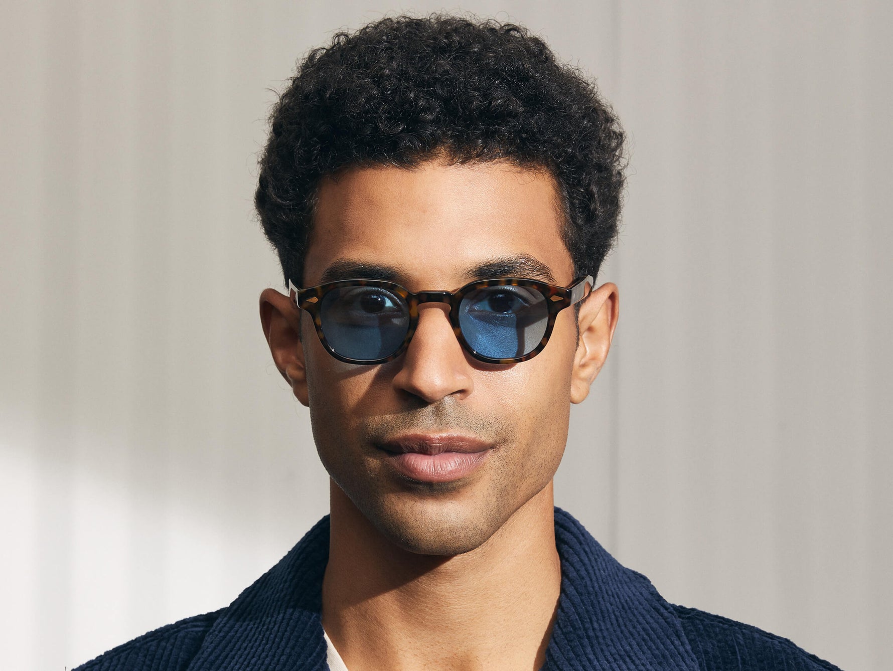 Model is wearing The LEMTOSH in Tortoise in size 46 with Celebrity Blue Tinted Lenses