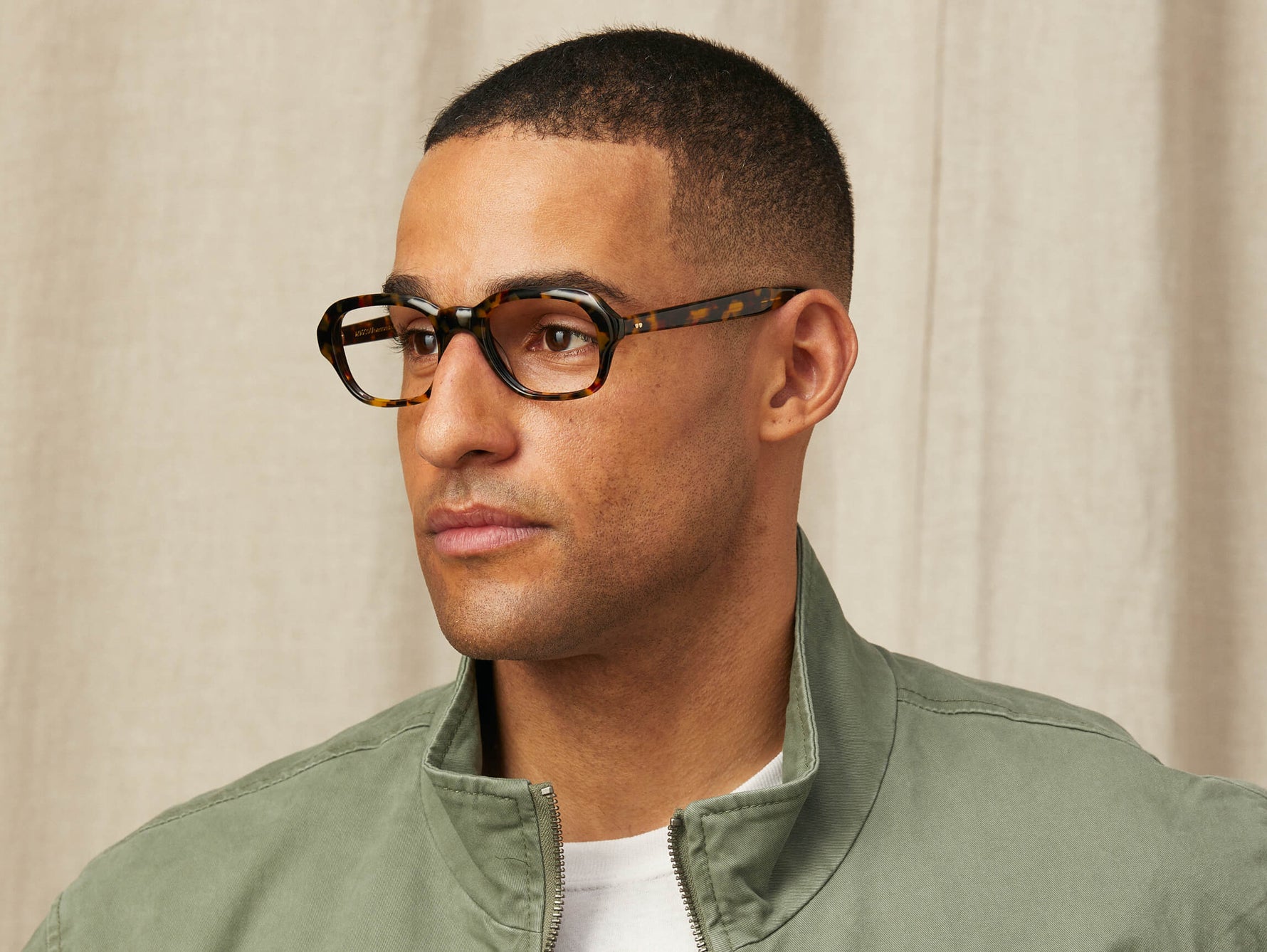 Model is wearing The MESHUG in size 51 in Tortoise