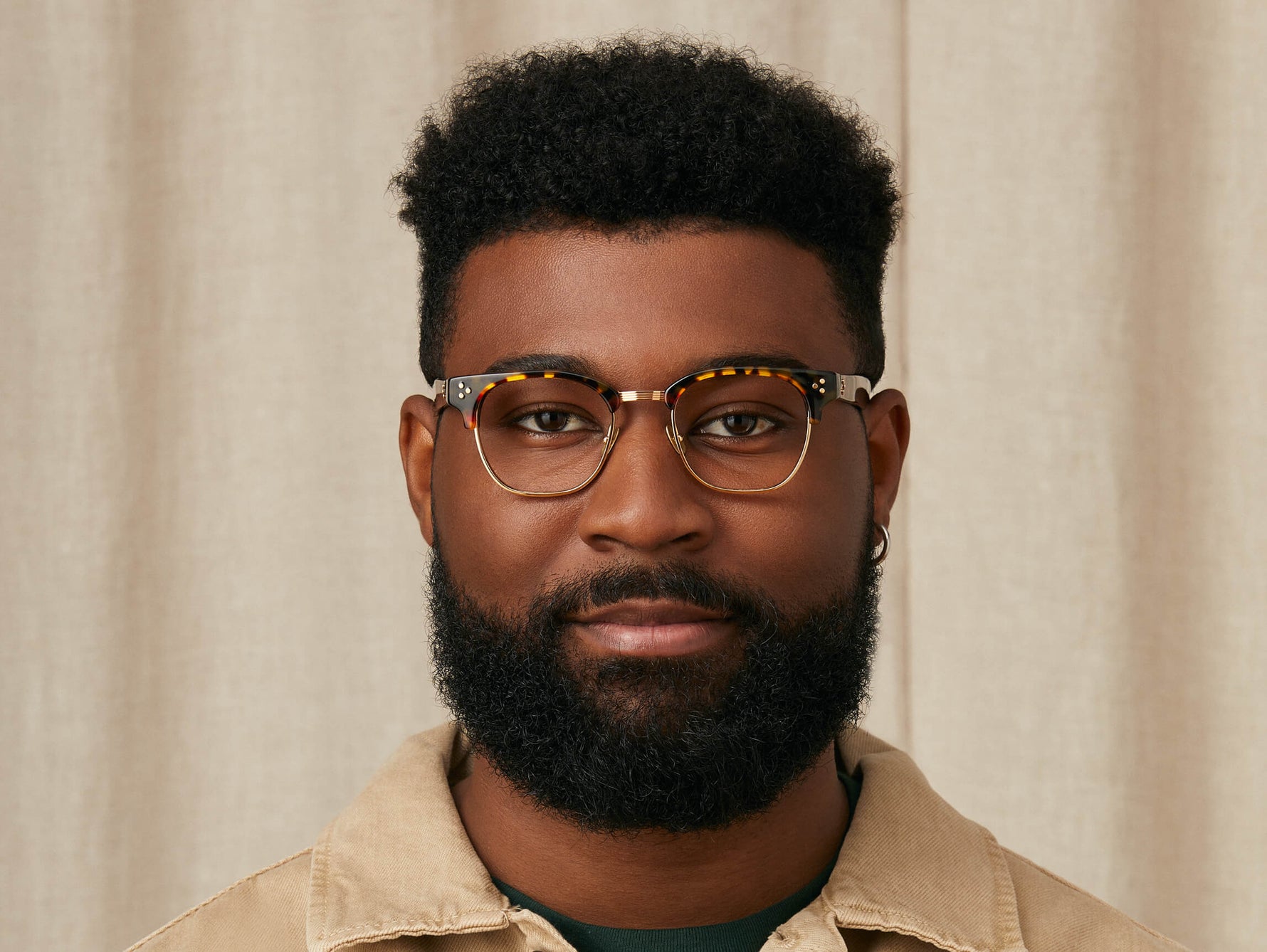 Model is wearing The TINIF in size 48 in Tortoise/Gold